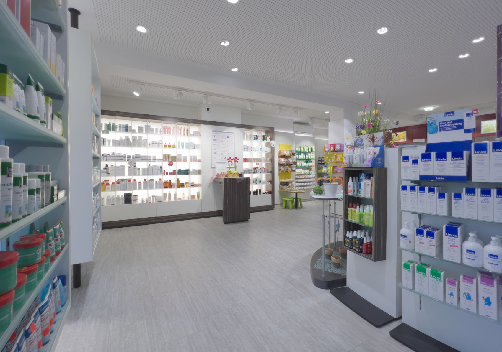 Bild zeigt den Innenraum der Apotheke