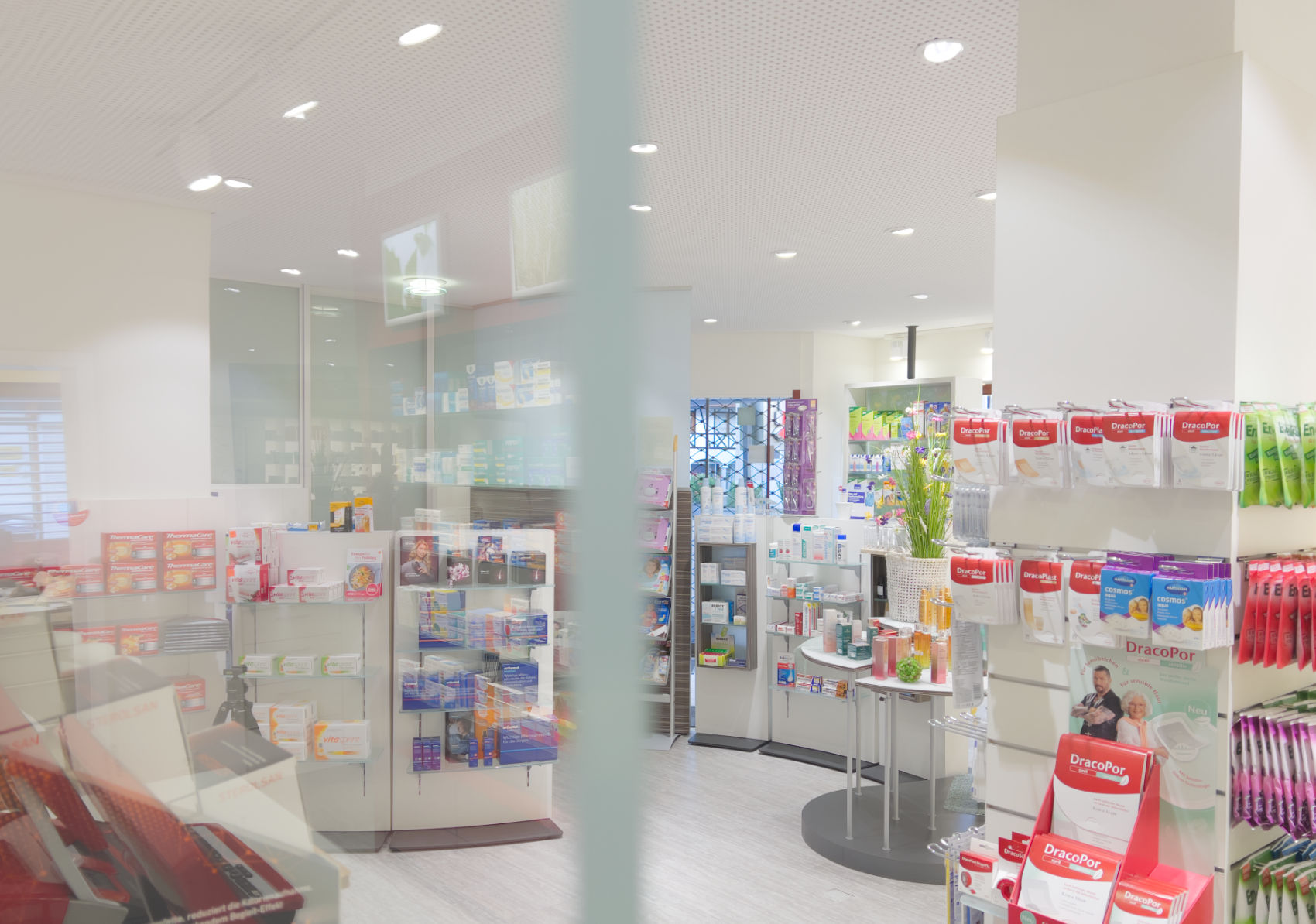 Bild zeigt den Innenraum der Apotheke
