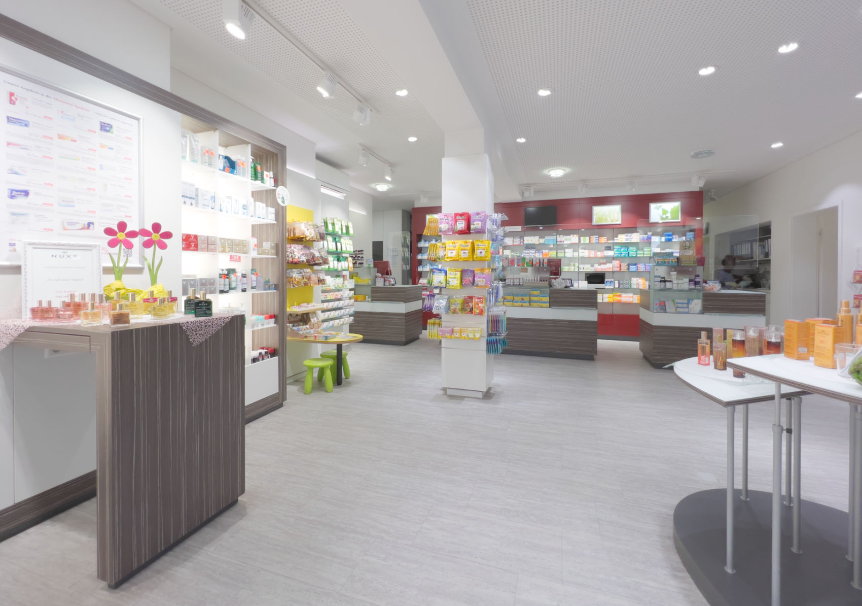 Bild zeigt den Innenraum der Apotheke