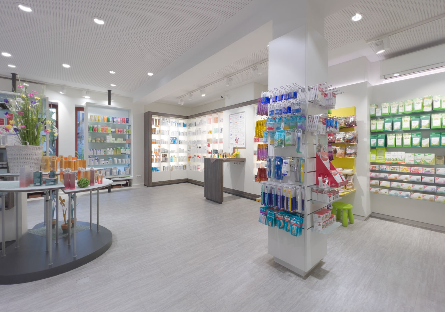 Bild zeigt den Innenraum der Apotheke